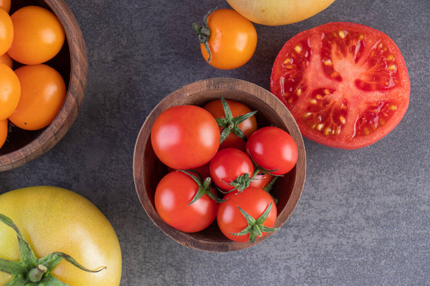 tomates fraîches sur fond de table de cuisine - Photo, image