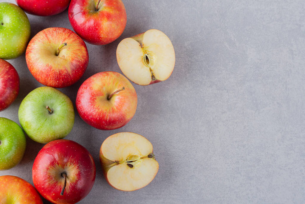 manzanas frescas maduras sobre un fondo gris. - Foto, imagen
