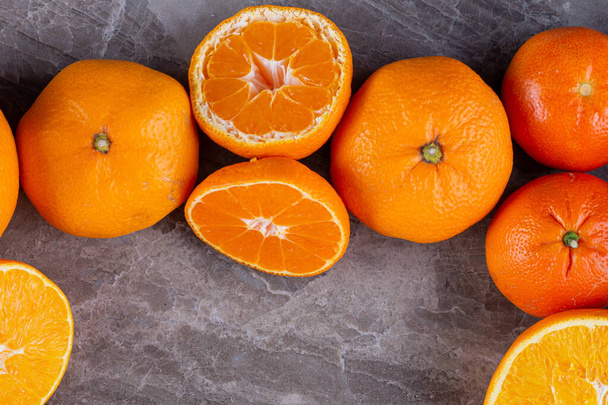 свежие апельсины на кухонном столе, концепция здорового питания - Фото, изображение
