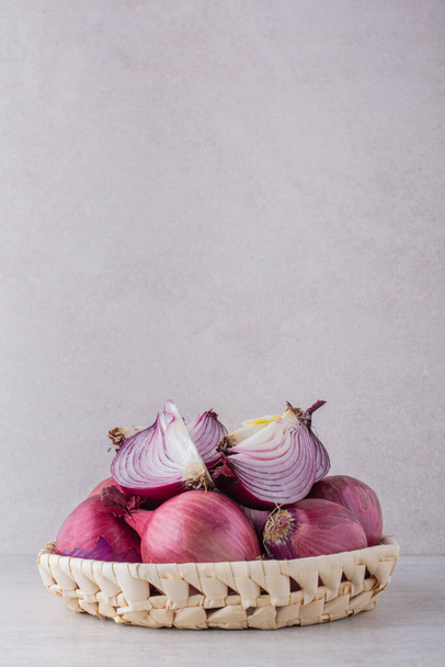 oignons biologiques mûrs sur la table de cuisine - Photo, image