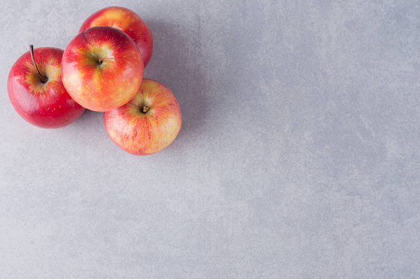 fresh ripe red apples on a kitchen table background - Zdjęcie, obraz