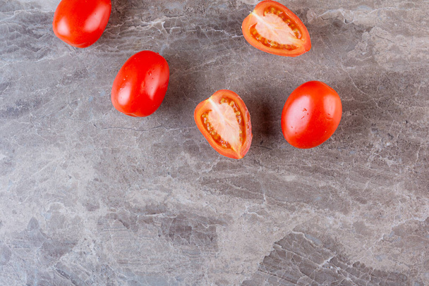 tuoreet kypsät tomaatit keittiön pöydällä tausta  - Valokuva, kuva
