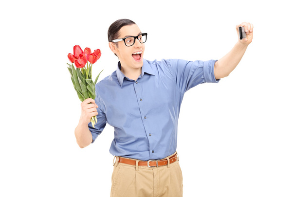 Man holding flowers and taking selfie - Fotografie, Obrázek