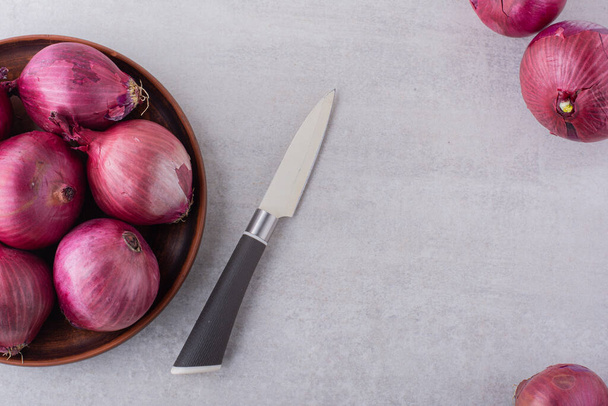 rote Zwiebeln auf einem Küchentisch Hintergrund - Foto, Bild