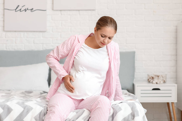 Stressaantunut raskaana oleva nainen kotona - Valokuva, kuva