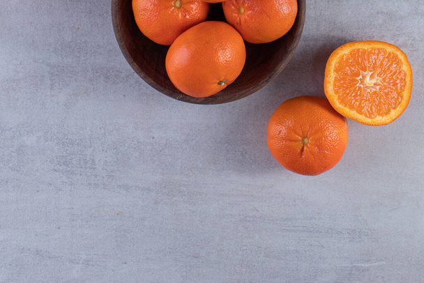 φρέσκα ώριμα πορτοκάλια στο τραπέζι της κουζίνας  - Φωτογραφία, εικόνα