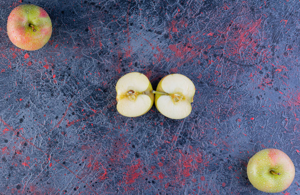 mele mature fresche su fondo grigio. vista dall'alto. - Foto, immagini