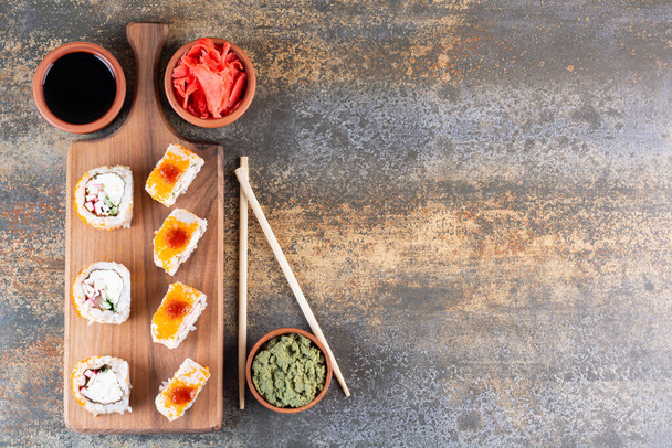 köstliches Sushi. traditionelles asiatisches Ernährungskonzept - Foto, Bild