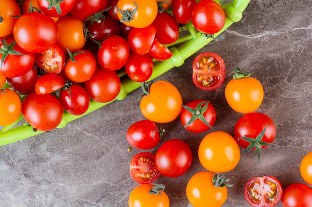 キッチンテーブルの上の新鮮なトマト  - 写真・画像