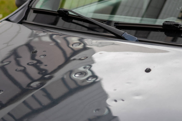 多くの雹の損傷のデントと車のエンジンフードは、自然と車の保険の重要性と雹嵐や嵐の危険や極端な天候に対する代替値保険の力を示しています - 写真・画像