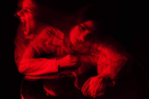 verschwommenes Porträt eines psychopathischen Mädchens mit schizophrenen psychischen Störungen - Foto, Bild