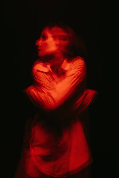 ritratto di una donna psicotica con malattie schizofreniche e disturbi mentali - Foto, immagini