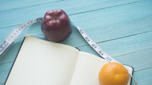 Sağlıklı beslenme, diyet, zayıflama ve kilo kaybı konsepti - diyet planı pape yakın - Fotoğraf, Görsel
