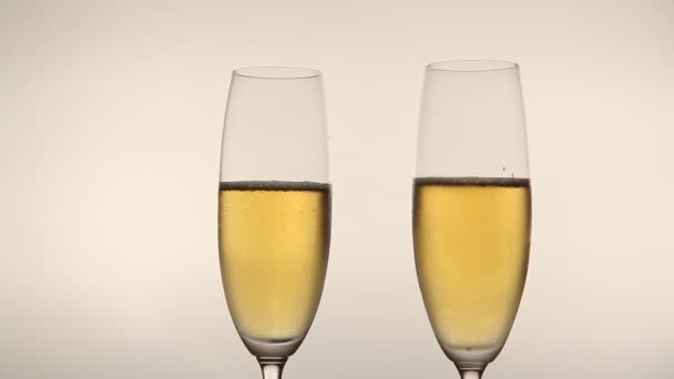 verres à champagne avec bulles scintillantes - Séquence, vidéo