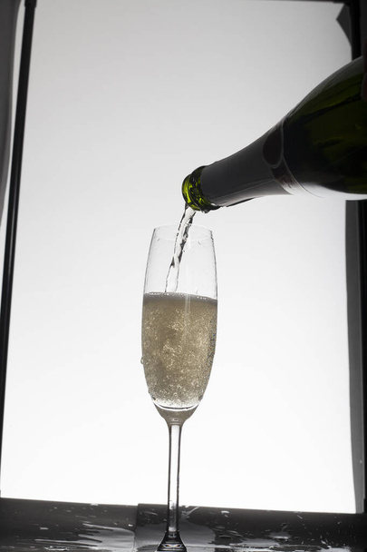 Verter champán en copas contra fondo claro  - Foto, imagen