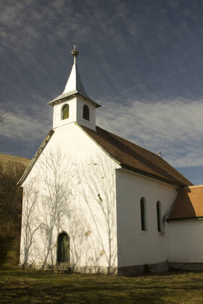 Pequeña capilla en Sanzieni, Rumania - Foto, imagen
