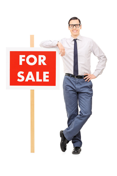 Man leaning on for sale sign - Foto, imagen