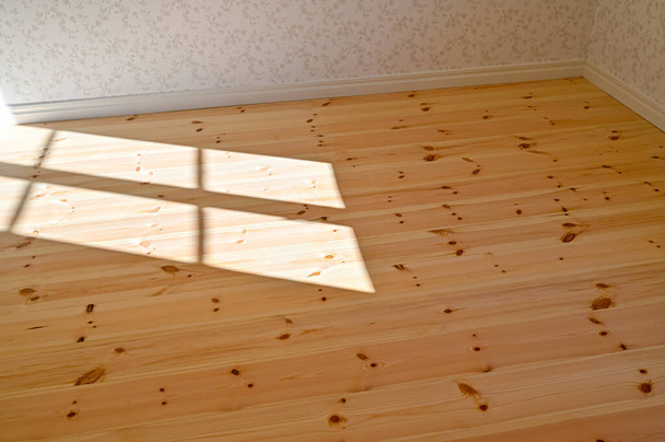 luz do sol através da janela no chão de madeira fazendo sombras - Foto, Imagem
