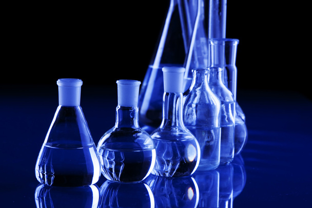 Φαρμακευτικός και εργαστηριακός εξοπλισμός στο μπλε γυαλί - Φωτογραφία, εικόνα