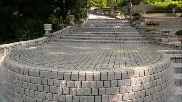 Cienista część ogrodu i kaskadowa fontanna schodkowa w parku Hong Kong w ciepły listopadowy dzień - Materiał filmowy, wideo