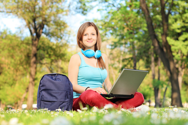Female student relaxing in park - Foto, immagini