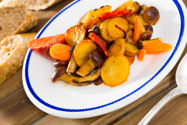 Delicious fried potatoes with honey fungus mushrooms and sausage - Foto, Imagen