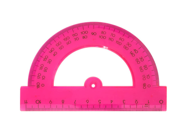 Ροζ μοιρογνωμόνιο για μέτρηση γωνίας που απομονώνεται σε λευκό φόντο - Φωτογραφία, εικόνα