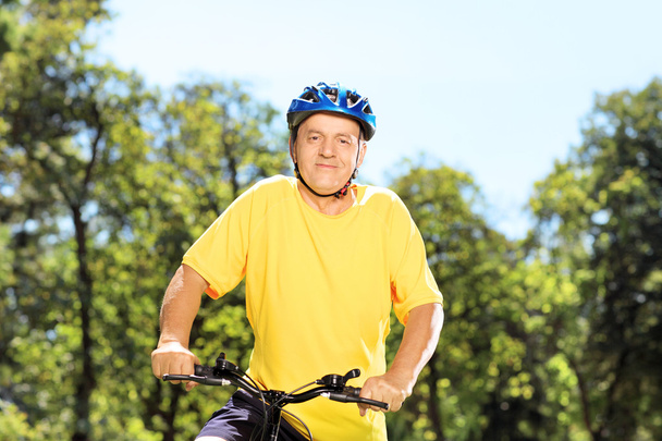 ώριμος άνδρας με ποδήλατο βουνού - Φωτογραφία, εικόνα