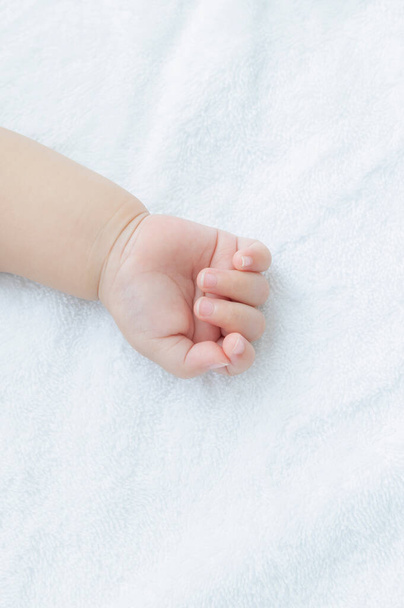 közelről egy baba kezét egy fehér háttér - Fotó, kép