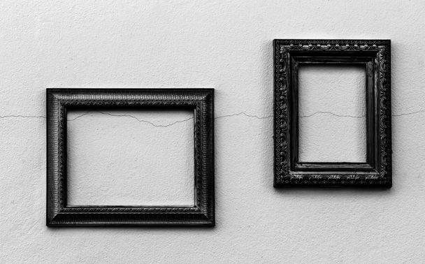 Marco negro vintage en pared de hormigón gris viejo y sucio
 - Foto, Imagen