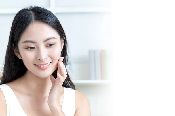 Porträt einer jungen asiatischen Frau mit schöner Gesichtshaut, Hautpflegekonzept  - Foto, Bild