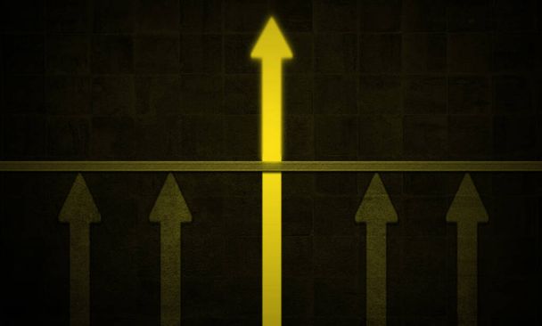 Žlutá šipka prorazí stěnu bariéry v tmavé betonové zdi. Rising Arrow Vystupovat z davu, obchodní růst, úspěch, vedení a soutěžní koncept. Přemýšlej, udělej něco odvážného.! - Fotografie, Obrázek