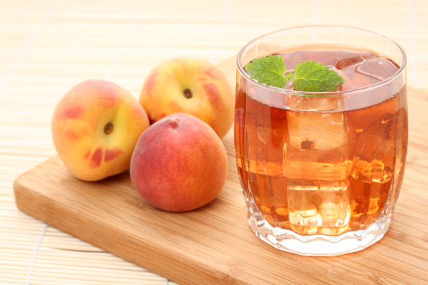 стакан фруктового чая со льдом идеально подходит для жаркого лета
 - Фото, изображение