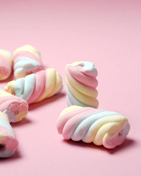 Marshmallows of kauwgom in verschillende kleuren. Dit snoep is erg geliefd bij jonge kinderen bij ouderen. pastelkleurige desserts, zoete lekkernijen. Geschikt als tussendoortje bij uw vrije tijd. - Foto, afbeelding