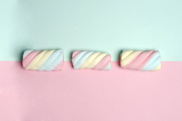 Marshmallows o caramelle gommose in vari colori. Questa caramella è molto apprezzata dai bambini piccoli agli anziani. dessert di colore pastello, dolcetti. Adatto come spuntino per accompagnare il vostro tempo libero. - Foto, immagini