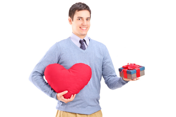 Guy holding gift and heart - Foto, afbeelding