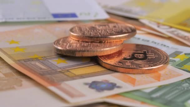 ユーロ紙幣にビットコインを数える人間の手 - 映像、動画