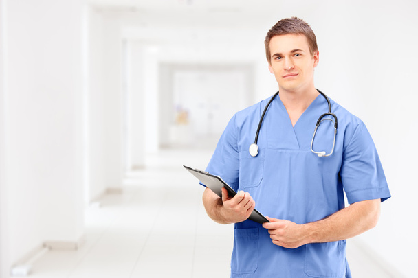Medical doctor holding clipboard - Фото, изображение