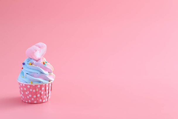 colorful cupcake isolated in pink background - Fotoğraf, Görsel