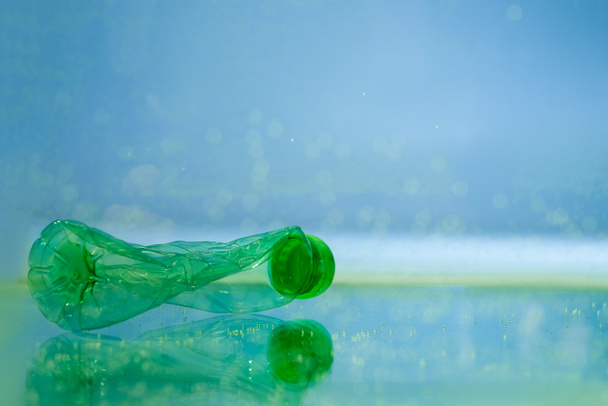 botella de plástico arrugado en agua, concepto de ecología - Foto, imagen