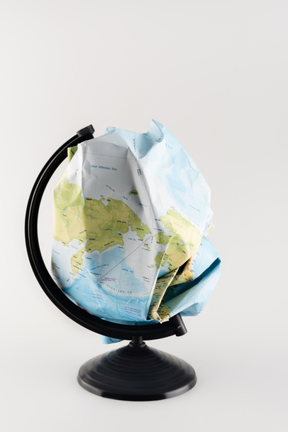 carte froissée au lieu de globe sur pied isolé sur gris, concept d'écologie - Photo, image