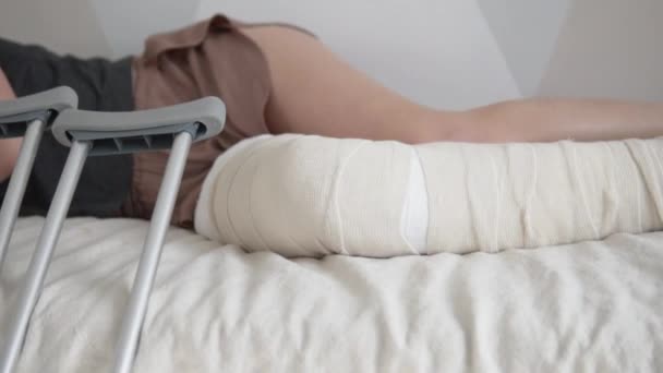 Slow-motion shooting, a woman in plaster on the hip sleeps in bed. - Footage, Video