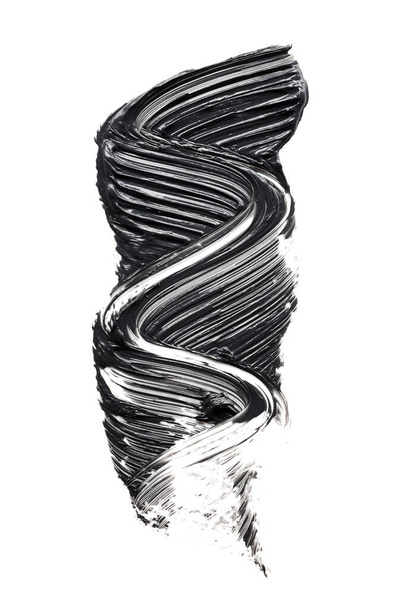 Rímel negro manchado aislado sobre fondo blanco. Muestra de producto cosmético. Pintura pincelada - Foto, Imagen