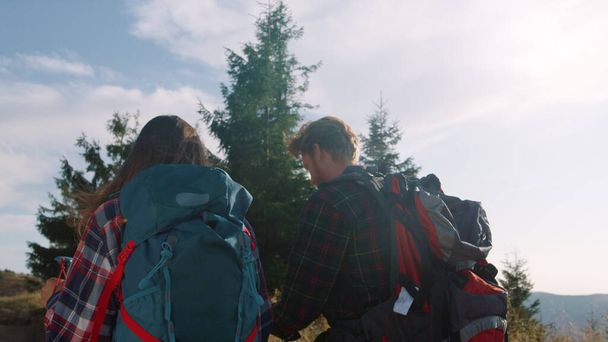 Backpackers εξερεύνηση της φύσης στα βουνά. Σοβαρές φίλους που ταξιδεύουν στο δρόμο - Φωτογραφία, εικόνα