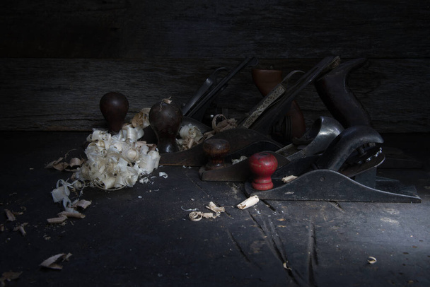 Outils de raboteuse à main bien utilisés sur un vieux banc de travail avec boucles de rasage du bois. - Photo, image