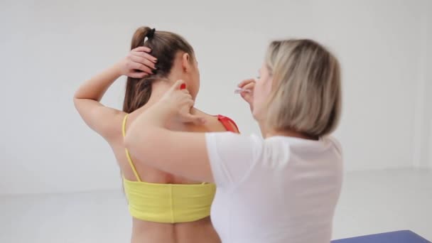運動選手の負傷した肩に赤いカラーテープで治療をテープでKinesology 。女性の手は運動筋損傷後のkinesio治療を適用します。. - 映像、動画