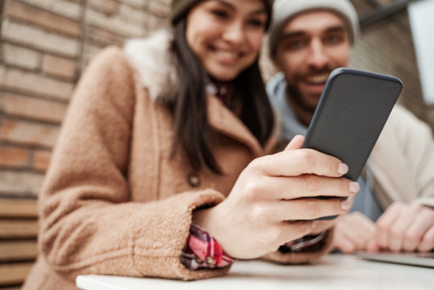 heureux couple flou regardant smartphone  - Photo, image