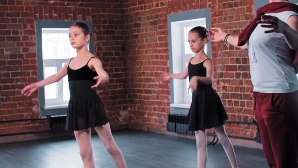 Χορός μπαλέτου - δύο κορίτσια μπαλαρίνας σε προπόνηση με τον προπονητή τους - Πλάνα, βίντεο
