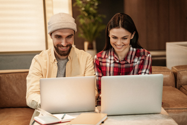 iloinen freelancereita kannettavat tietokoneet ja hymyilee kahvilassa  - Valokuva, kuva
