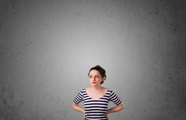Jeune femme gestuelle avec espace de copie
 - Photo, image